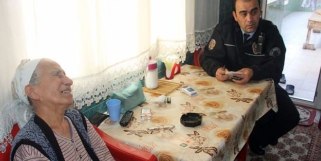 Evindeki tüm parayı balkondan attı