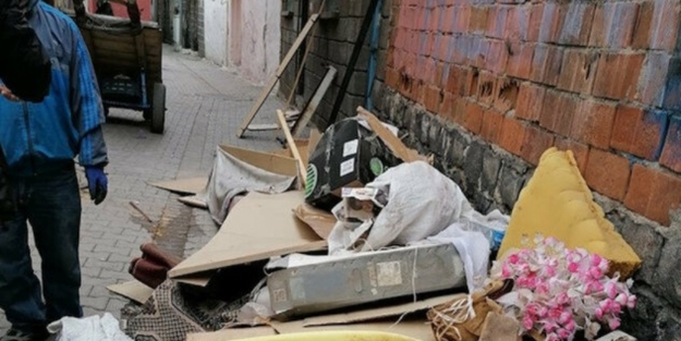 Evinden 5 traktör dolusu çöp çıktı