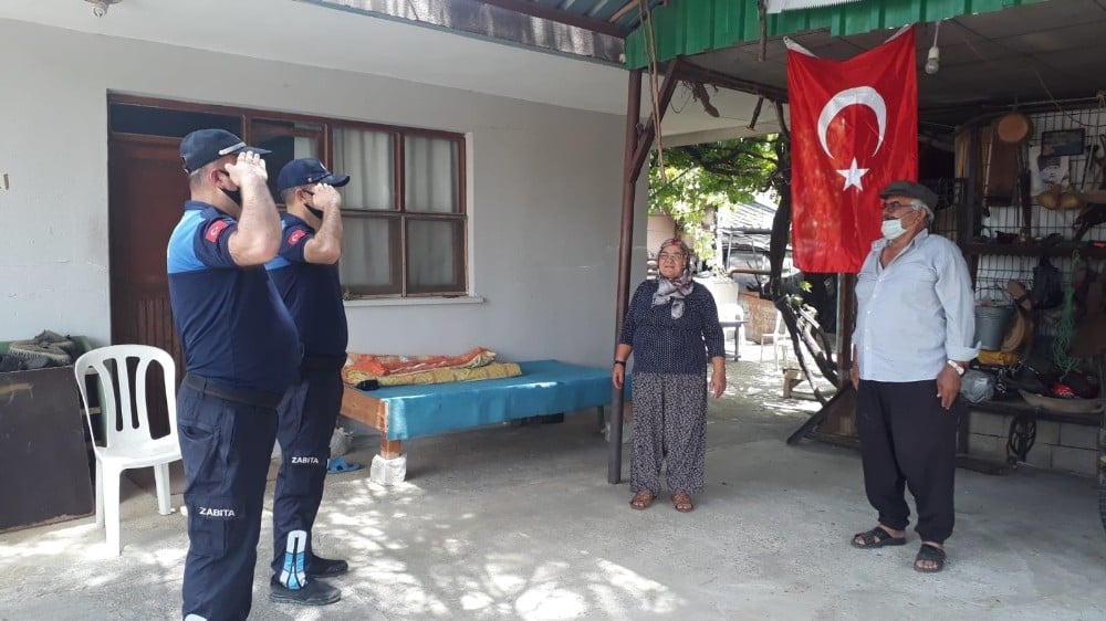 Evinden çıkamayan ailenin Türk Bayrağını zabıta ekipleri getirdi 