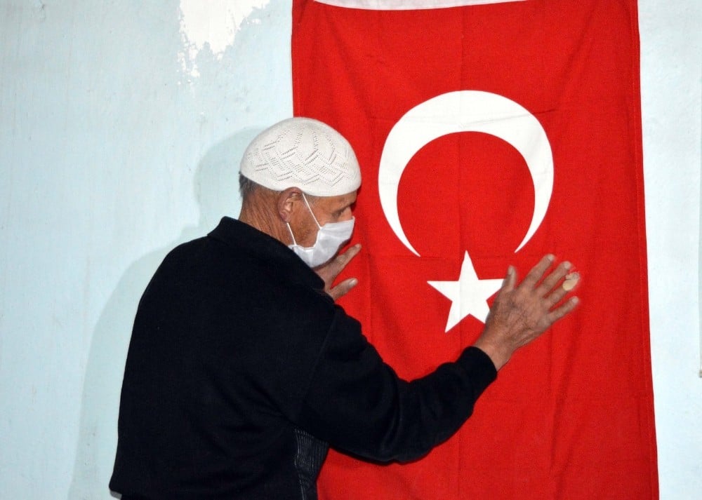 Evinden çıkamayan amcadan ‘Türk bayrağı’ isteği 
