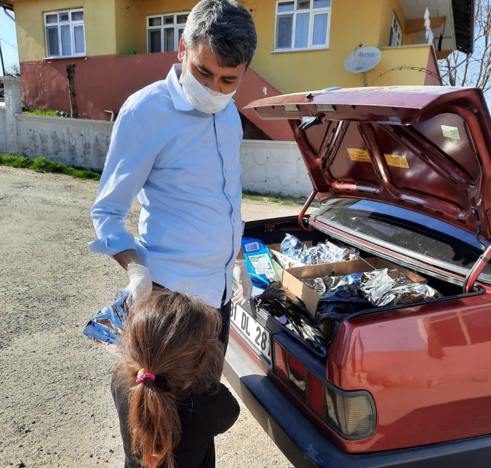 Evinden çıkamayan çocukları mutlu ediyor 