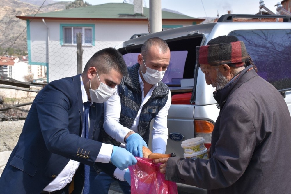 Evinden çıkamayan yaşlılara sıcak yemek 