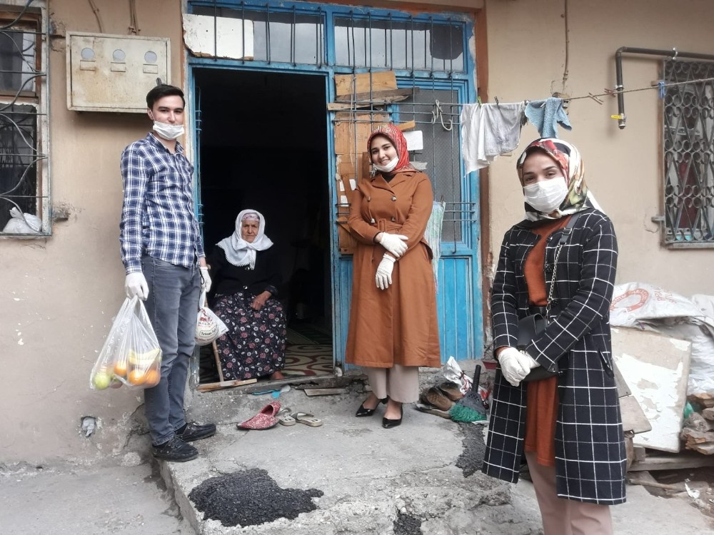 Evinden çıkmayan yaşlılar için alışveriş yaptılar 