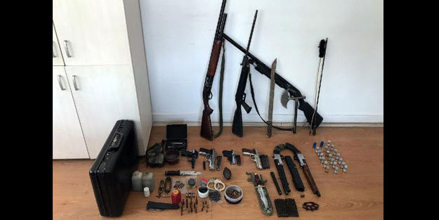 Evinden çok sayıda silah çıkan şüpheli serbest bırakıldı