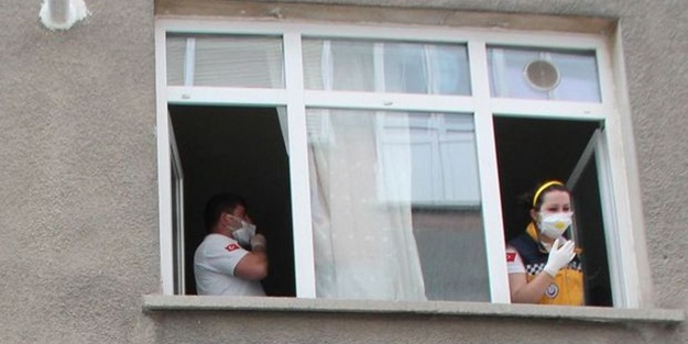 Evinden koku gelen emekli öğretmen ölü bulundu