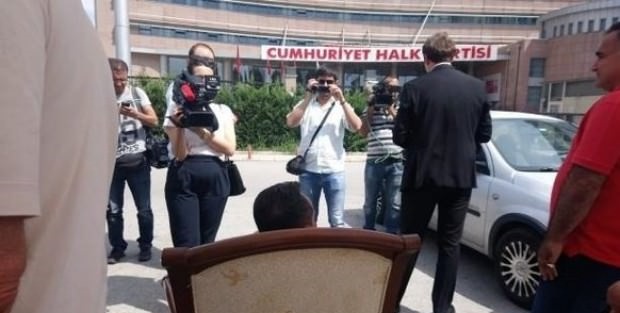 Evinden partinin önüne getirdi! CHP önünde ilginç eylem