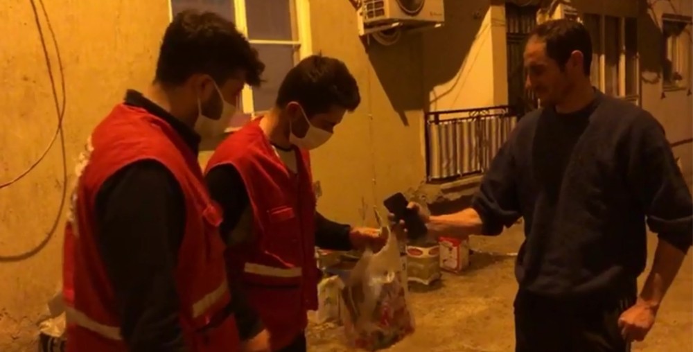 Evine götürmek için aldığı ekmeği vatandaşa teslim ederek gönülleri fethetti 