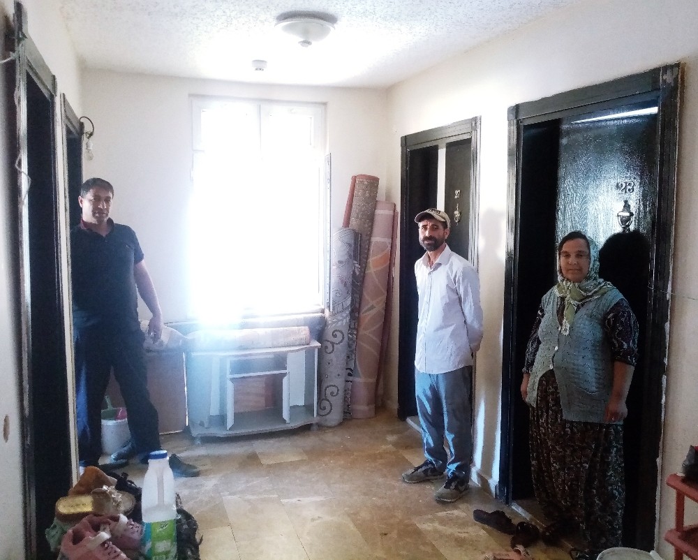 Evine kapanan kadın 4 gündür yemek yemiyordu, ikna edildi 