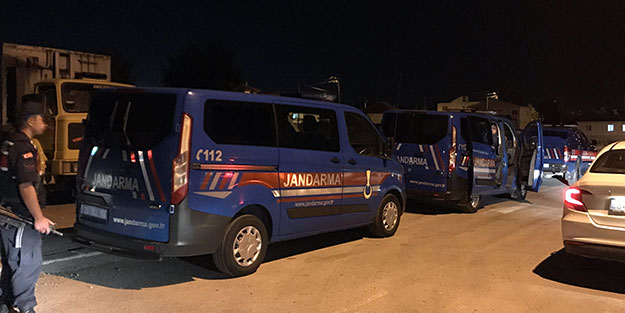 Evine yürüdüler, eşyalarını ateşe verdiler! Taciz iddiası mahalleyi ayağa kaldırdı