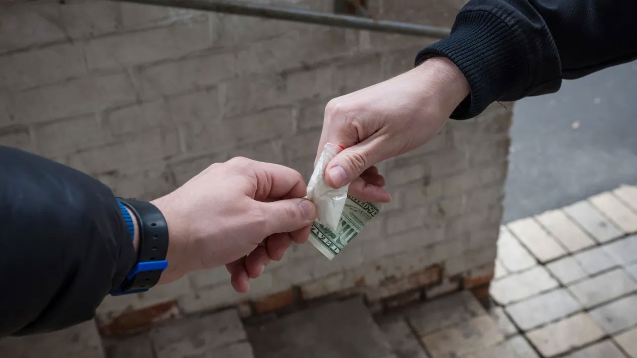 Evini depoya çevirmiş! 5 kilo esrarla yakalandı