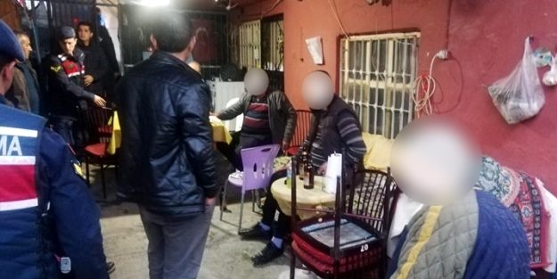 Kapının önünden geçen jandarma brandayı kaldırınca şok oldu