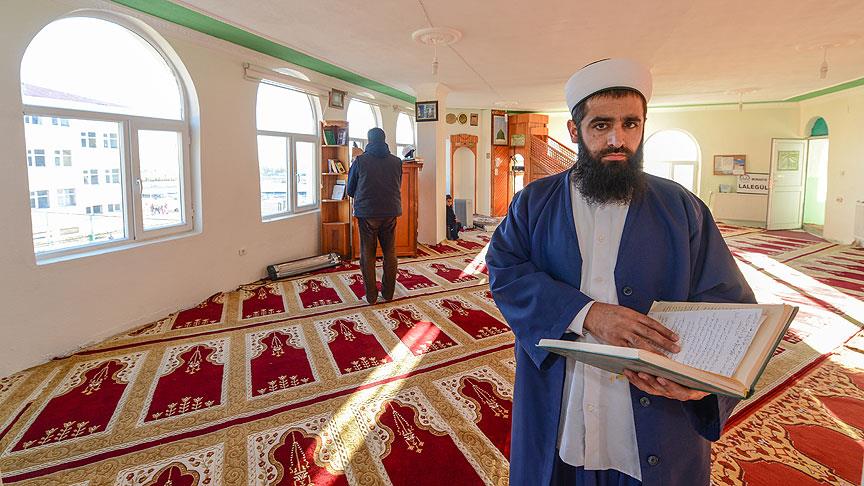 Evini satarak yaptırdığı camiye imam oldu