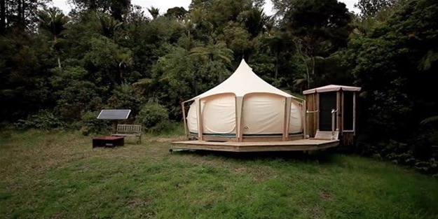 Evini sattı, çadıra yerleşti!