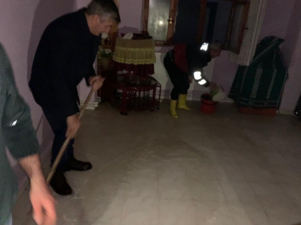 Evini su basan vatandaşın yardımına belediye başkanı koştu 