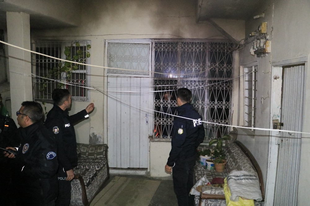 Evini yaktı, içeride elindeki bıçakla polis ve itfaiyenin girmesine engel oldu 