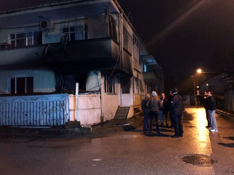Evinin alt katında yangın çıktı, karantinada tutulan vatandaş polis eşliğinde olay yerine getirildi 