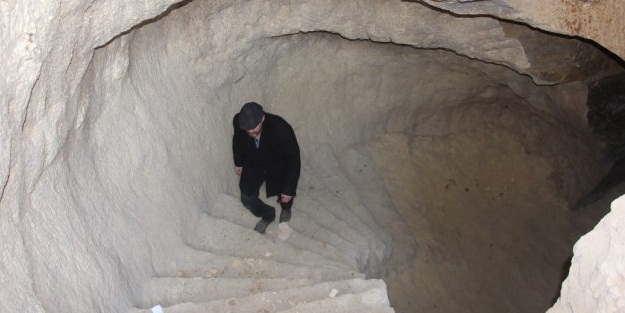 Evinin altını kazdı, bulduğuna inanamadı!