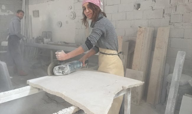 Evinin annesi iş yerinin mermer ustası