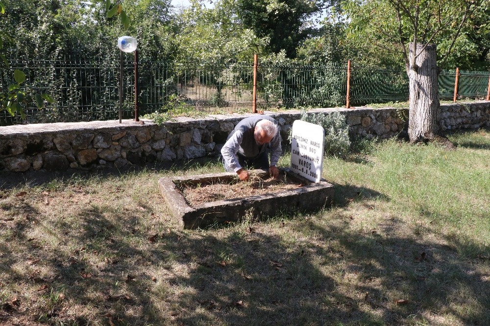 Evinin bahçesinde mezar yaptığı köpeğini unutamıyor 