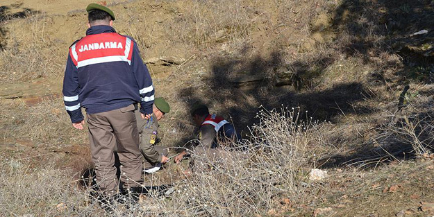 Uşak'ta evinin bahçesinde patlamamış top mermisi buldu