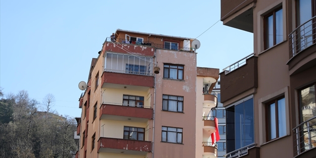 Evinin balkonuna teleferik kurdu