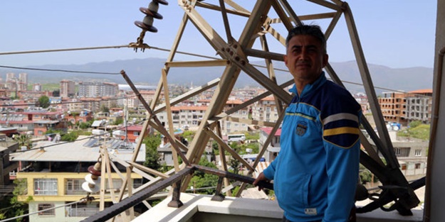 Evinin balkonunda yüksek gerilim direğini görünce...