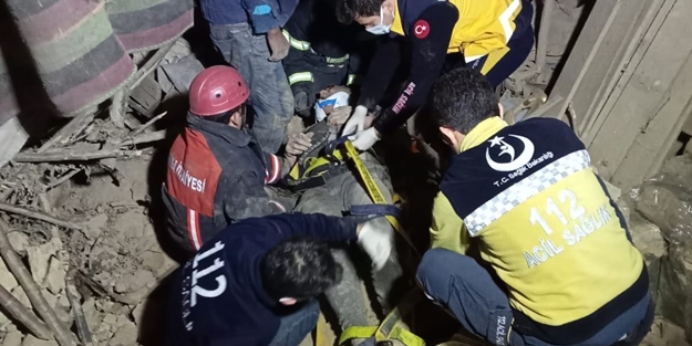 Evinin çatısı başına yıkıldı