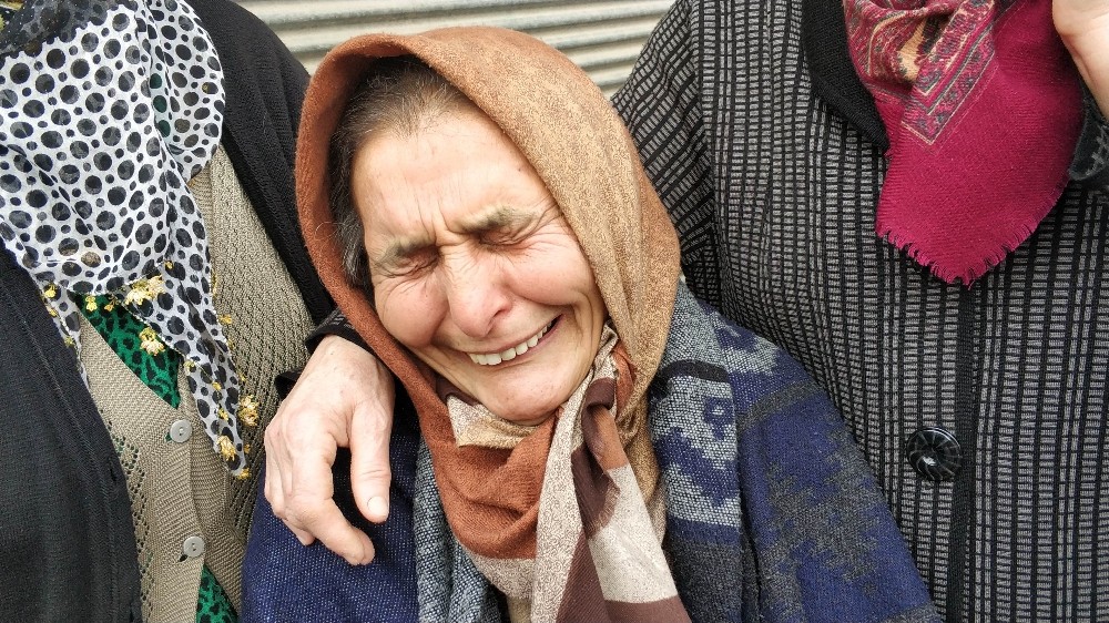 Evinin çatısı yanan yaşlı kadının gözyaşları 