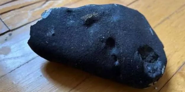 Evinin damını göktaşı deldi