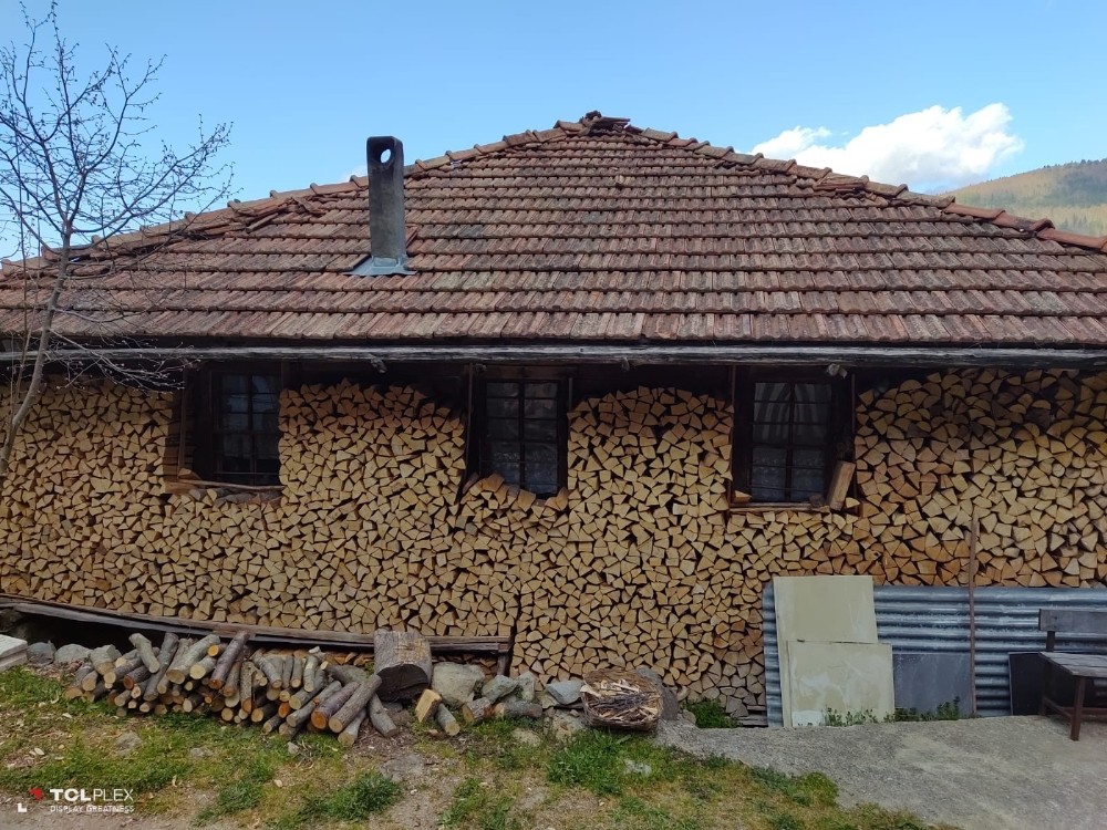 Evinin duvarlarını odunla çevirdi 