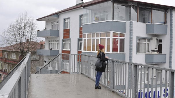 Evinin içi gözüktüğü için üst geçit yıkılacak