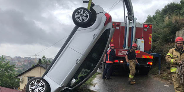 Evinin ortasına çatıdan araba girdi neye uğradığını şaşırdı!