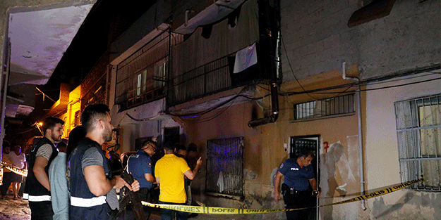 Evinin zili çalınca balkona çıktı, başından vurularak öldü