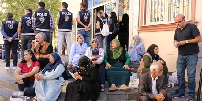 Evlat nöbeti 430. gününde! HDP çocuklarımızı çalıp dış güçlere peşkeş çekiyor
