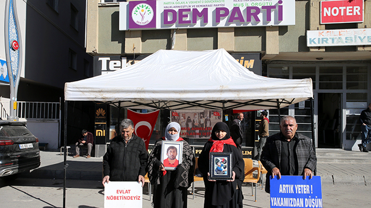 Evlat nöbetinde öyle bir çağrı yaptı ki… 'Bir bayrağımız var oğlum sizi kandırıyorlar'