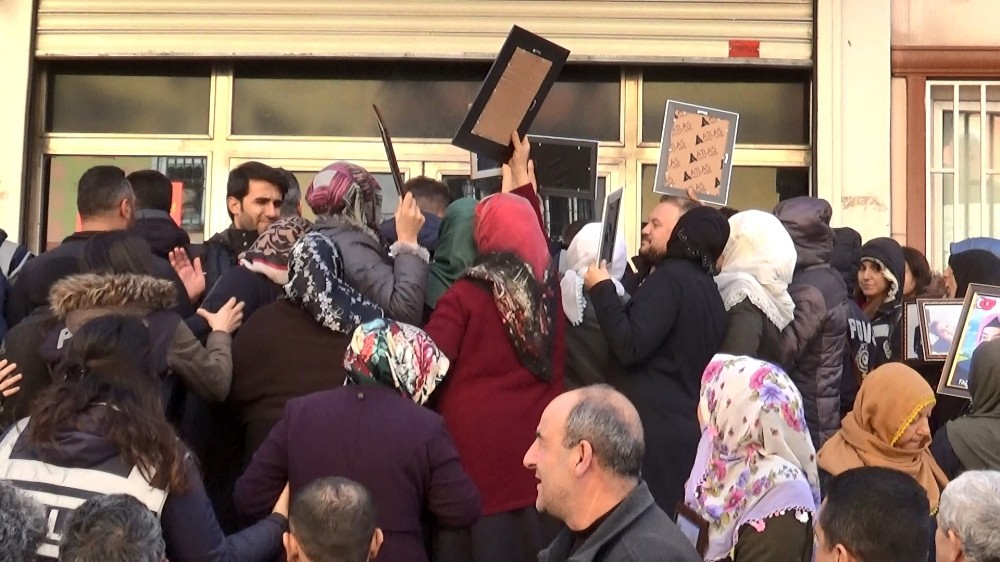 Evlat nöbetindeki aileler, HDP binası önünde 