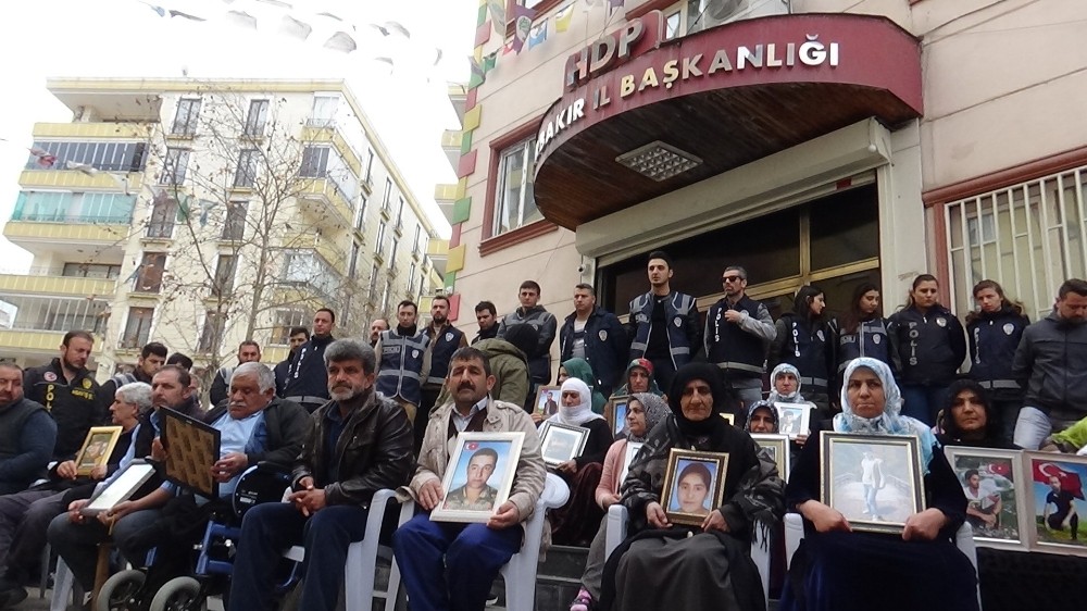Evlat nöbetindeki ailelerden HDP’lilere 8 Mart tepkisi 