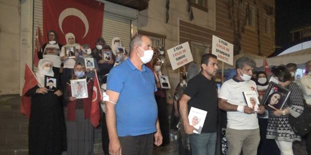 Evlat nöbetindeki ailelerden HDP'ye Türk bayraklı ayar!
