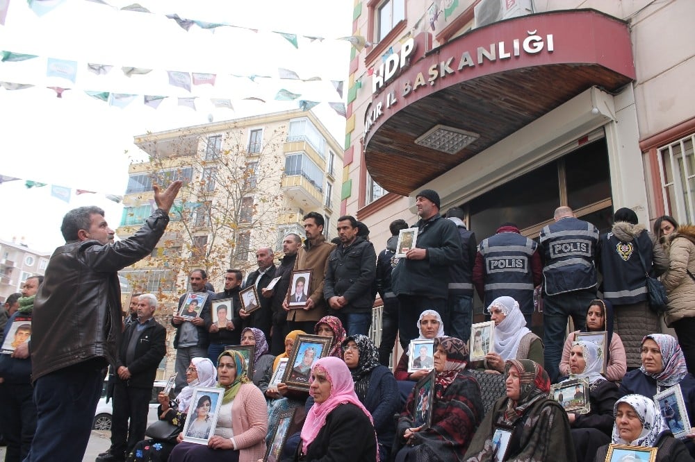 Evlat nöbetindeki ailelerden ’Kahrolsun HDP, kahrolsun PKK’ sloganı 