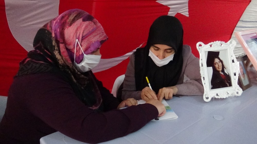 Evlat nöbetindeki anne, kızının acısını yazıya dökmek için kendi imkanlarıyla okuma yazma öğreniyor 
