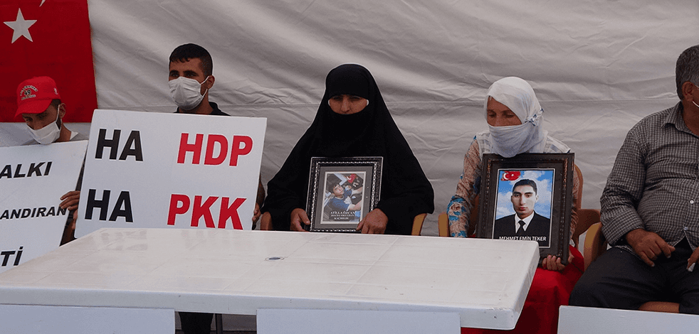 Evlat nöbetindeki anne, teslim olan 3 kişi için Türk bayrağıyla halay çekti
