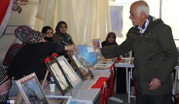 Evlat nöbetindeki annelerden depremzedelere atkı