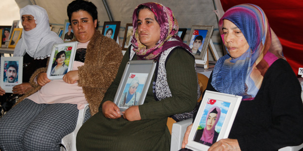 Evlat nöbetindeki annenin acı feryadı: Bir oğlum mezarda diğeri dağda!