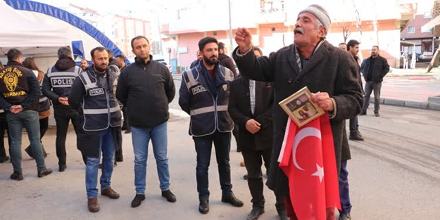 Evlat nöbetindeki babadan HDP'ye Türk bayraklı tepki