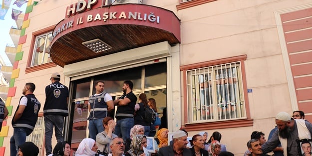 Evlat nöbetine İranlı aileler de katıldı