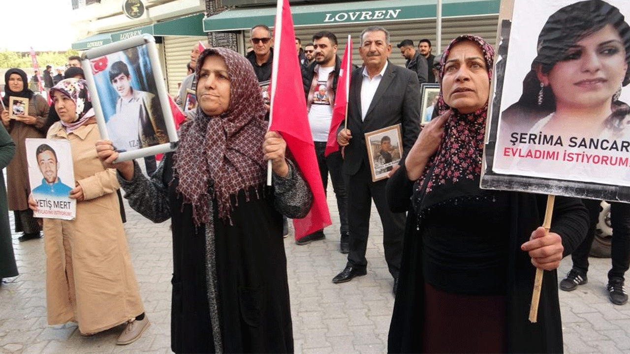 Evlat nöbetini dağıtma taktiği: DEM'den annelere şarkılı tahrik!