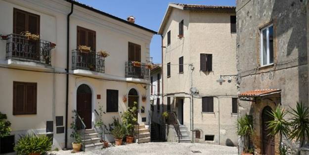 Evler 1 Euro'ya satılıyor! Tek şart var