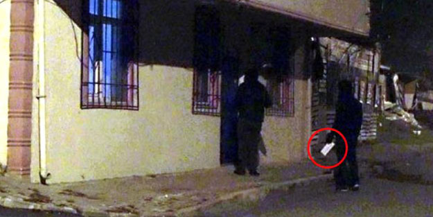 Evlere para dağıtan 'Hızır' bu kez zarfların üzerine not yazdı