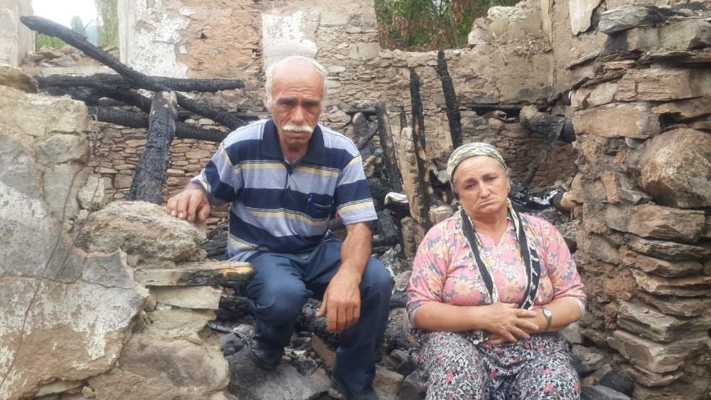 Evleri eşyaları ile yanan çift yardım bekliyor 