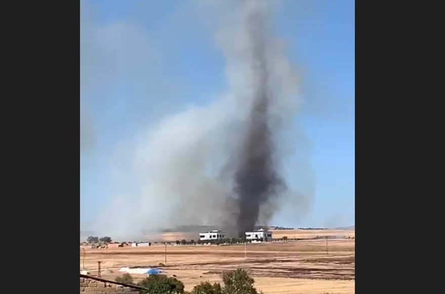 Evleri teğet geçti! Metrelerce yükseklikteki hortum korkuttu